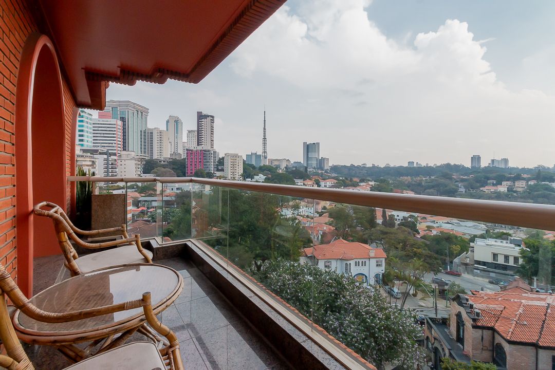 Cobertura duplex na Consolação com 580 m², piscina privativa, área gourmet coberta, quatro suítes e vista panorâmica de São Paulo.