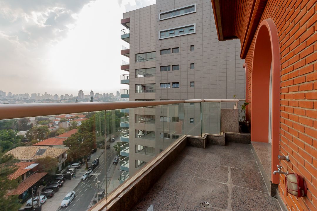 Cobertura duplex na Consolação com 580 m², piscina privativa, área gourmet coberta, quatro suítes e vista panorâmica de São Paulo.