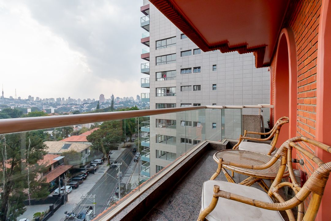 Cobertura duplex na Consolação com 580 m², piscina privativa, área gourmet coberta, quatro suítes e vista panorâmica de São Paulo.