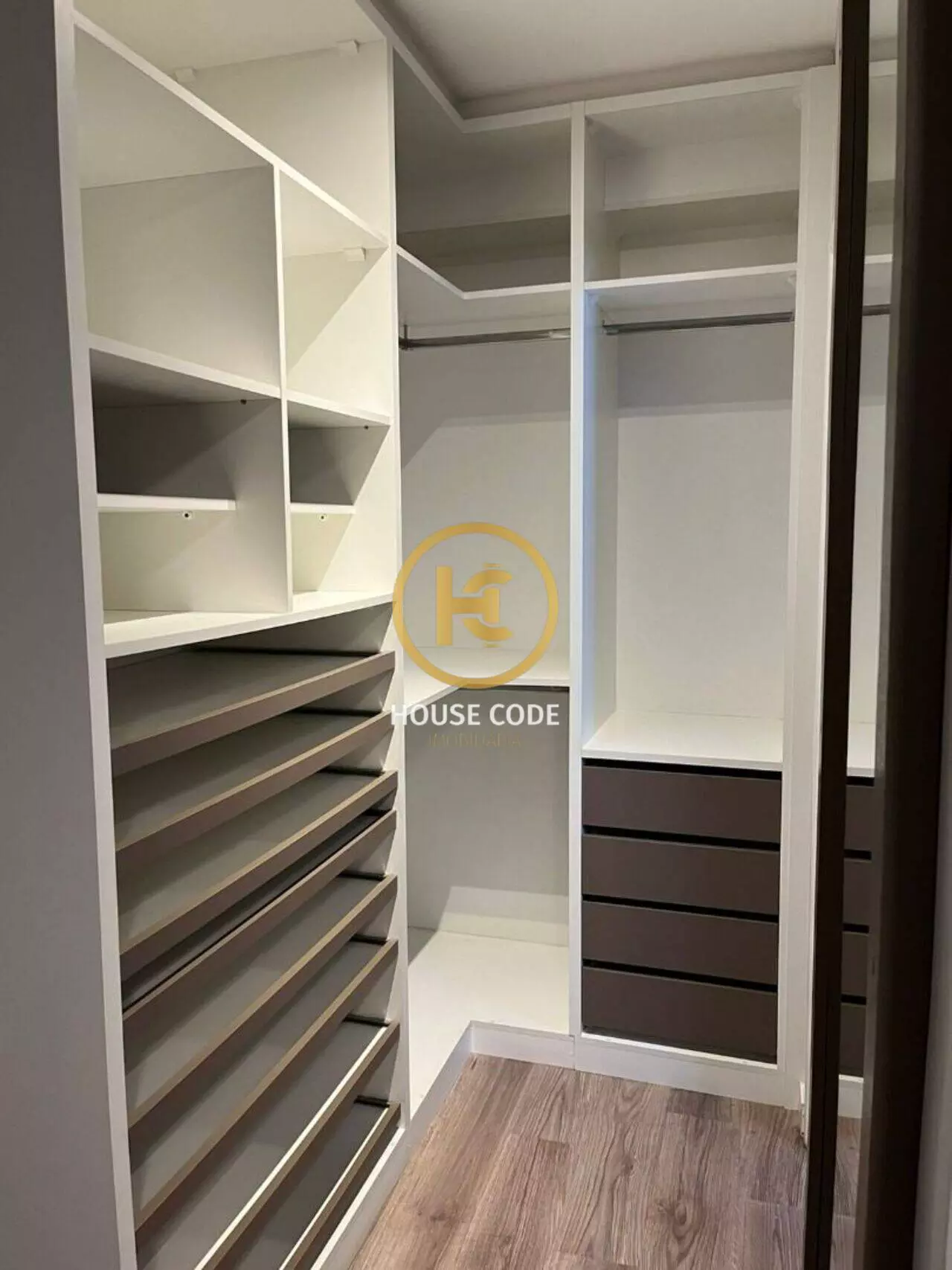 Apartamento em Alphaville Industrial, Barueri, com 165 m², 3 suítes, ambientes amplos, planejados e 3 vagas de garagem.