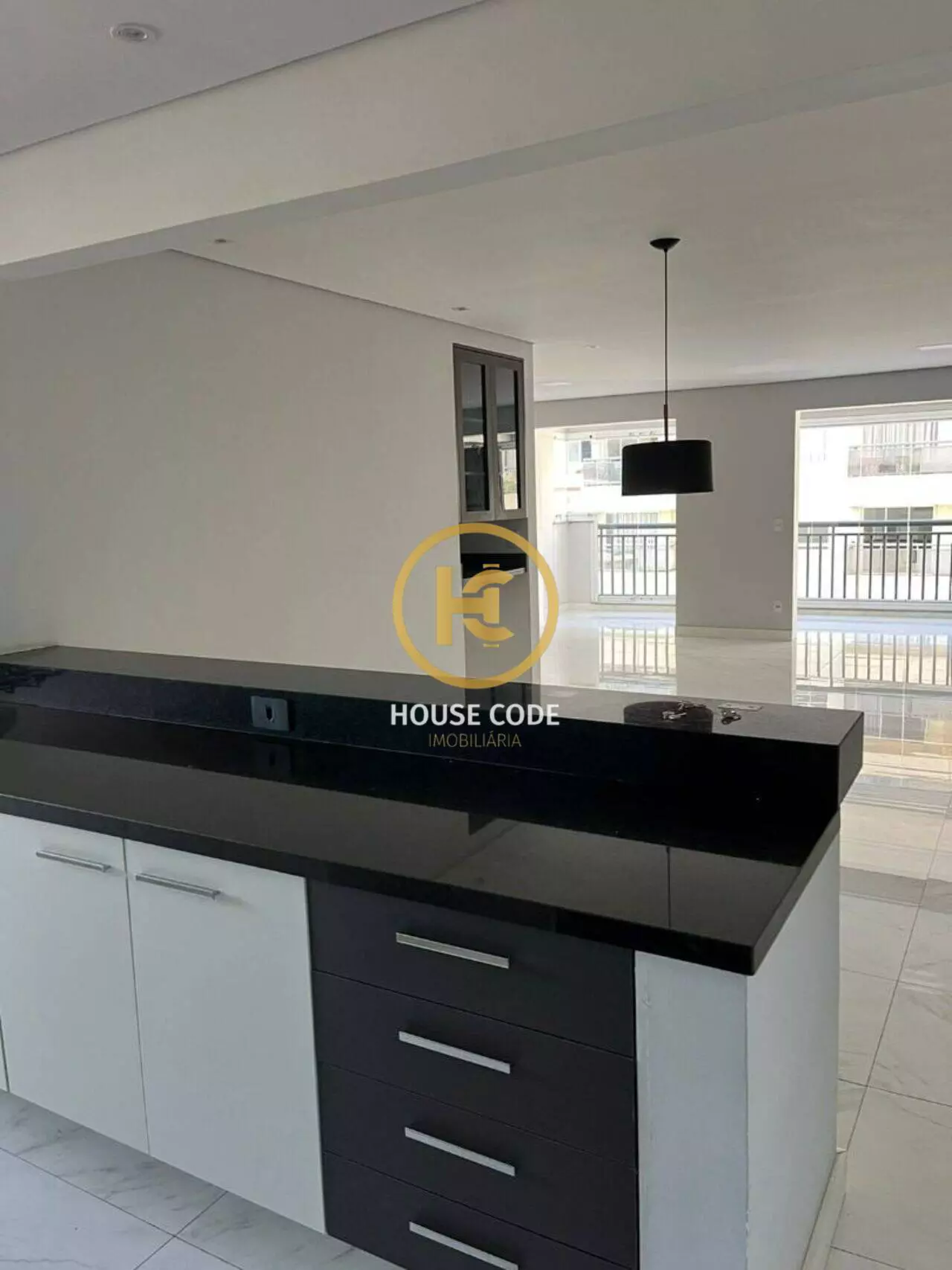 Apartamento em Alphaville Industrial, Barueri, com 165 m², 3 suítes, ambientes amplos, planejados e 3 vagas de garagem.