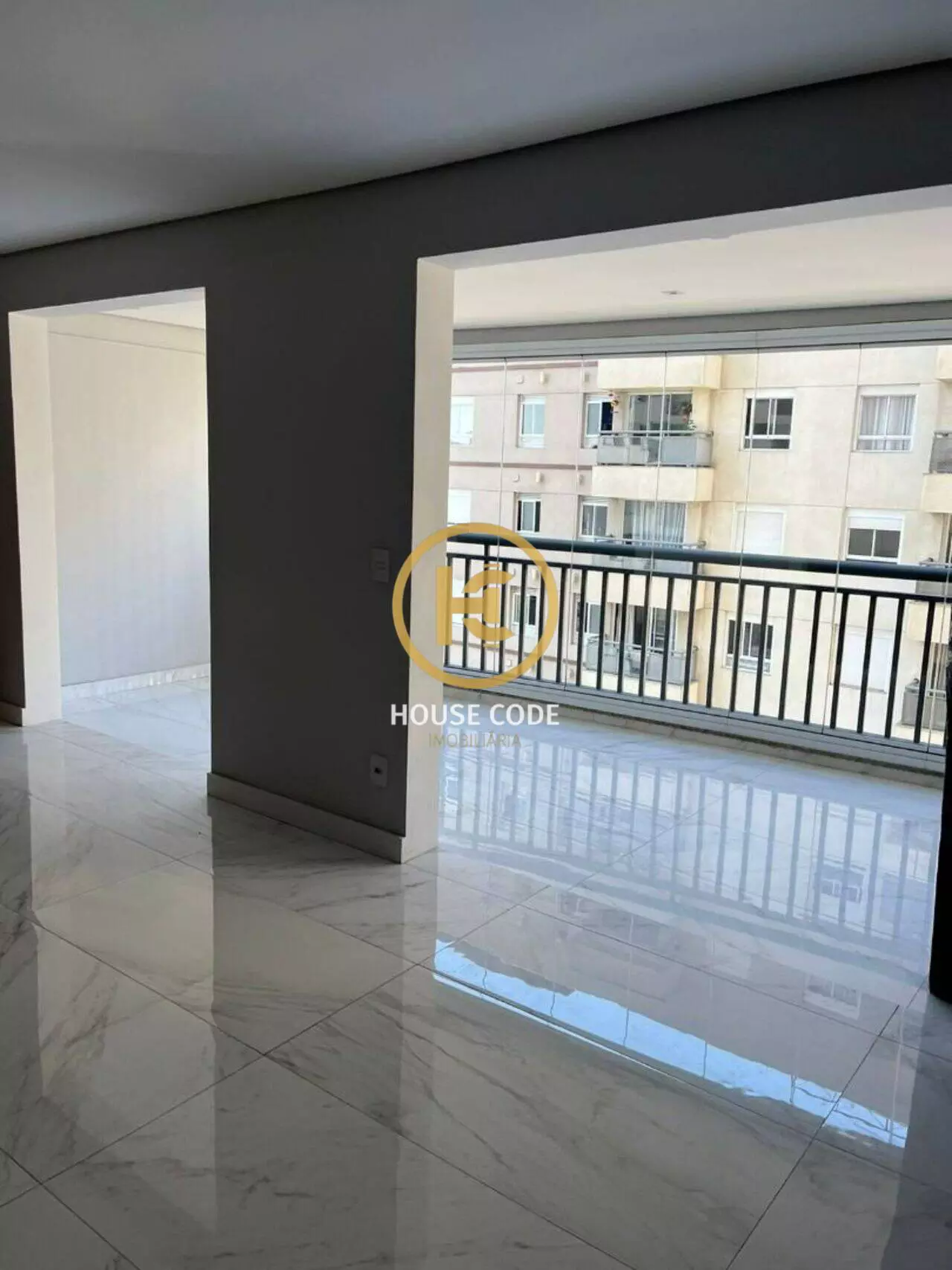 Apartamento em Alphaville Industrial, Barueri, com 165 m², 3 suítes, ambientes amplos, planejados e 3 vagas de garagem.