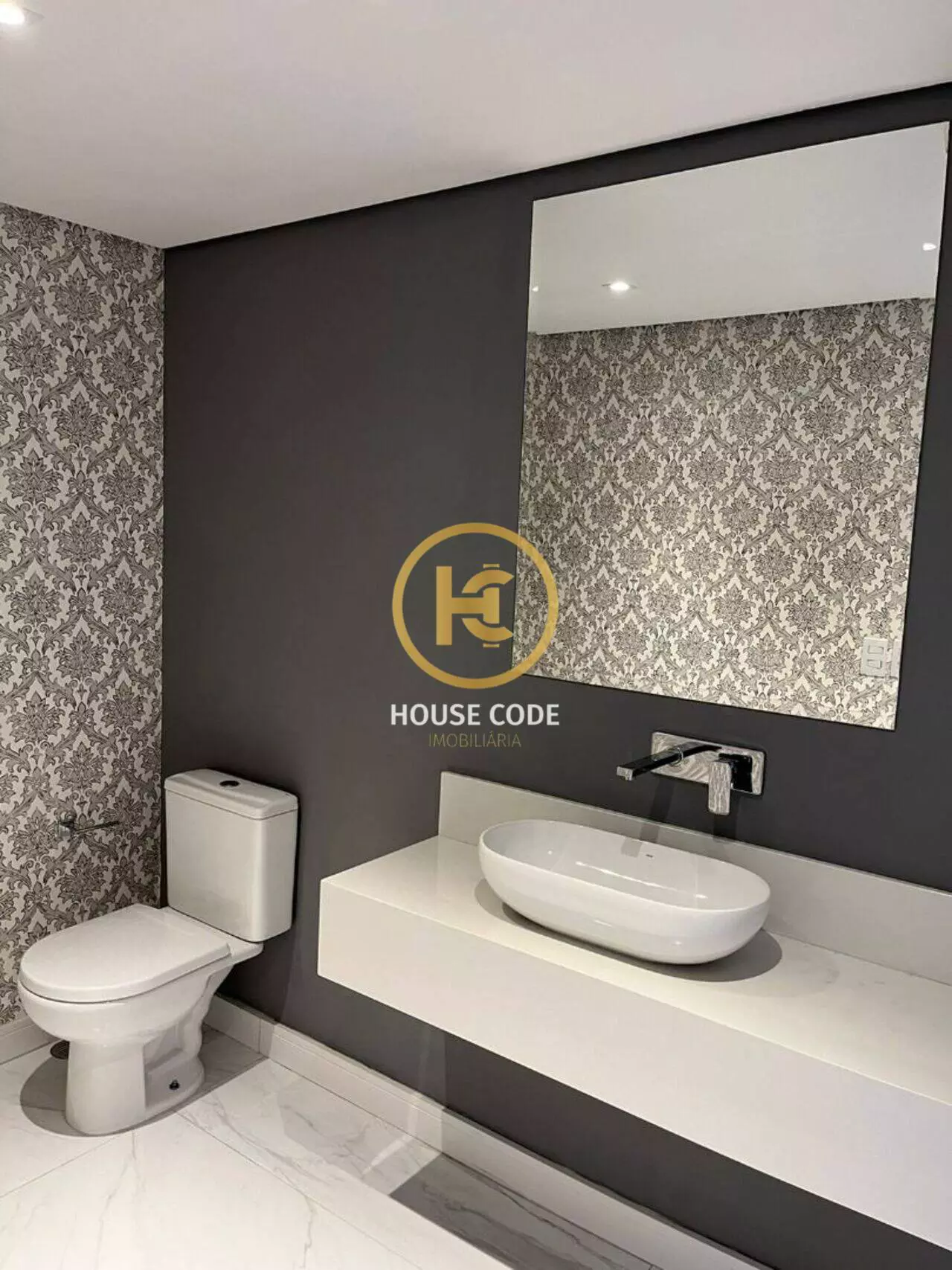 Apartamento em Alphaville Industrial, Barueri, com 165 m², 3 suítes, ambientes amplos, planejados e 3 vagas de garagem.