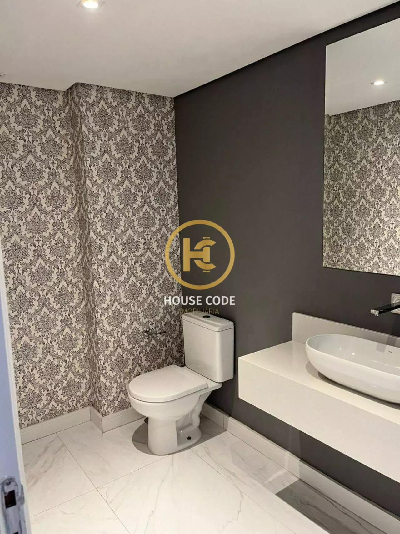 Apartamento em Alphaville Industrial, Barueri, com 165 m², 3 suítes, ambientes amplos, planejados e 3 vagas de garagem.