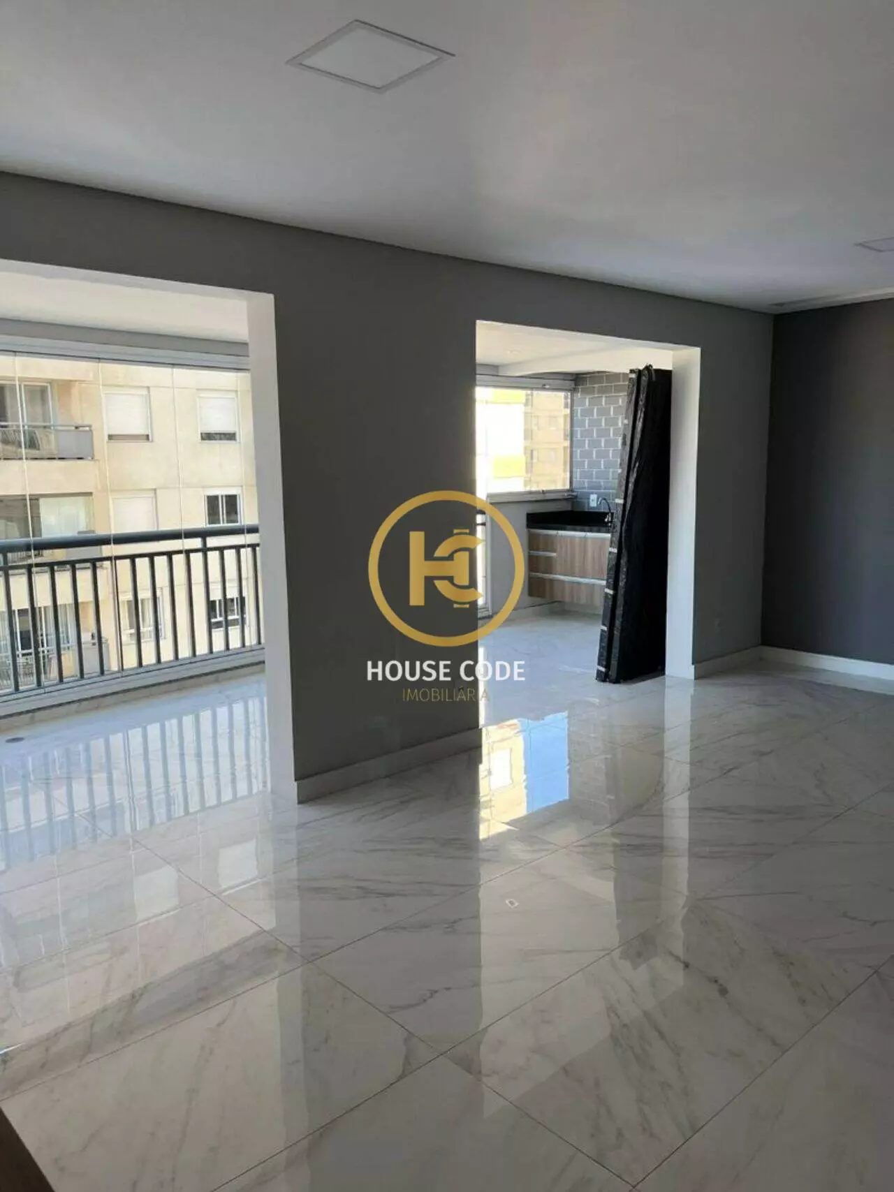 Apartamento em Alphaville Industrial, Barueri, com 165 m², 3 suítes, ambientes amplos, planejados e 3 vagas de garagem.