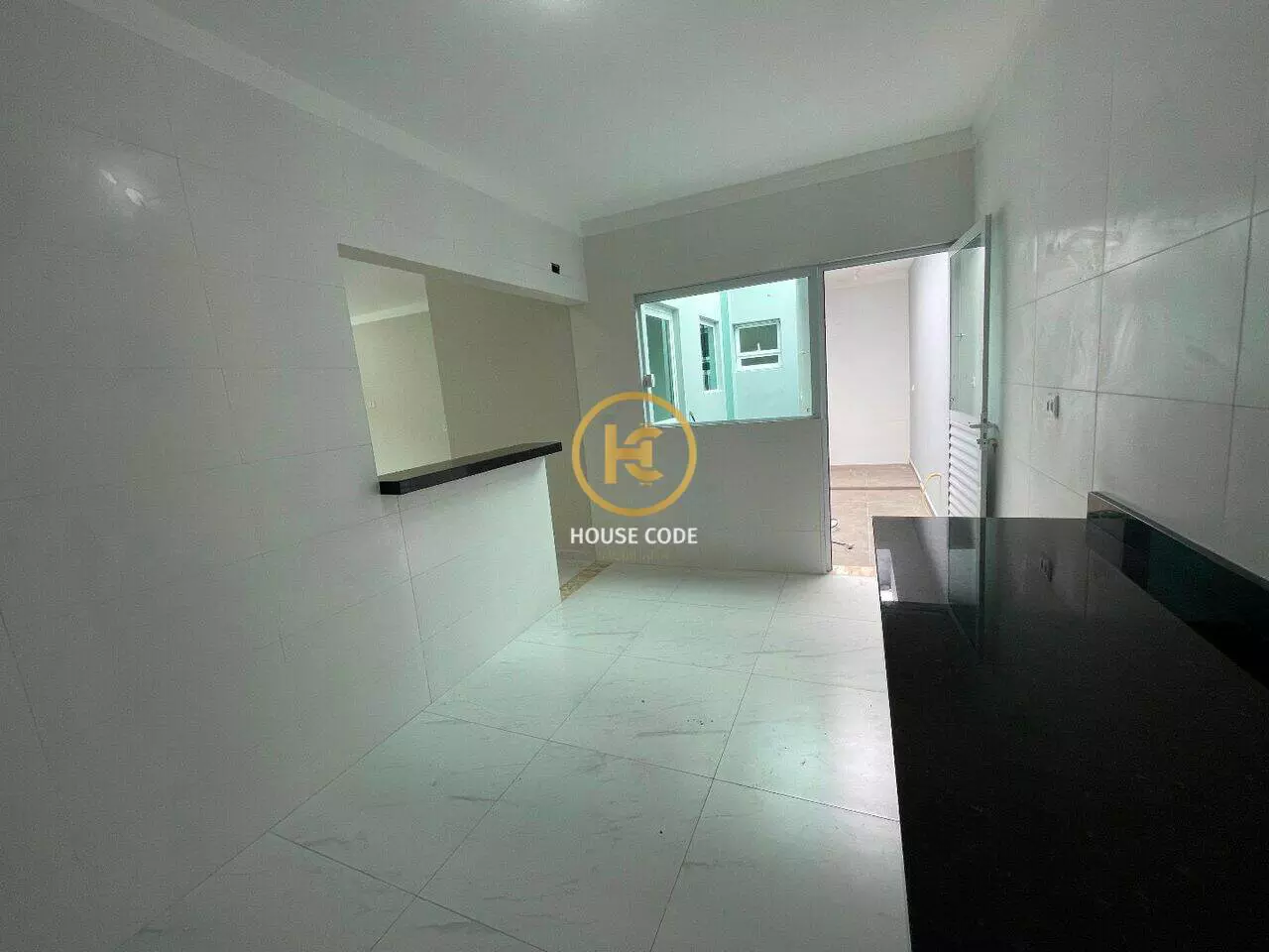 Apartamento na Balneário Stella Maris com 98 m², suíte, varanda, condomínio com piscina e a 500 metros da praia.