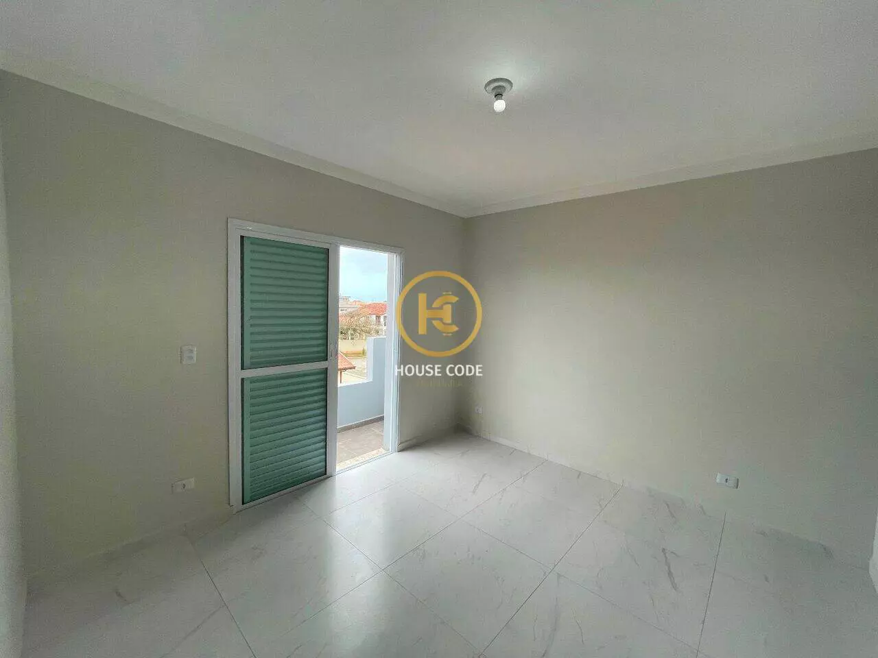 Apartamento na Balneário Stella Maris com 98 m², suíte, varanda, condomínio com piscina e a 500 metros da praia.