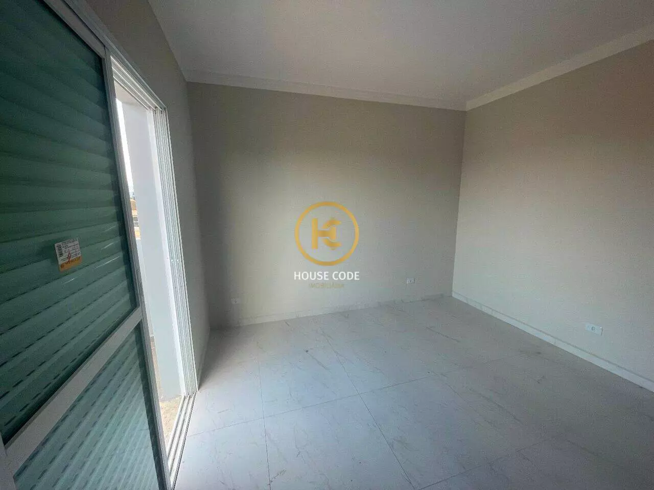 Apartamento na Balneário Stella Maris com 98 m², suíte, varanda, condomínio com piscina e a 500 metros da praia.