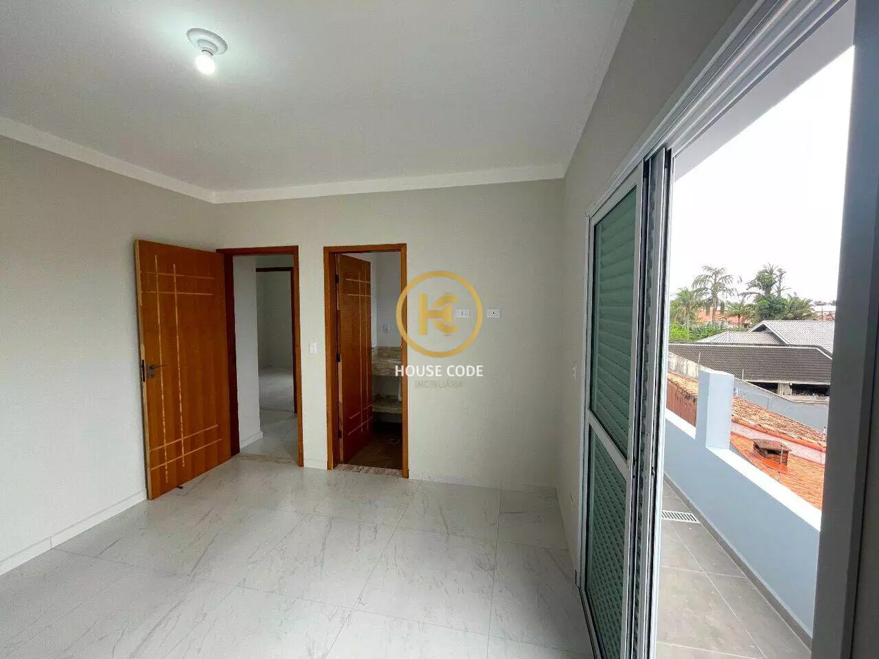 Apartamento na Balneário Stella Maris com 98 m², suíte, varanda, condomínio com piscina e a 500 metros da praia.