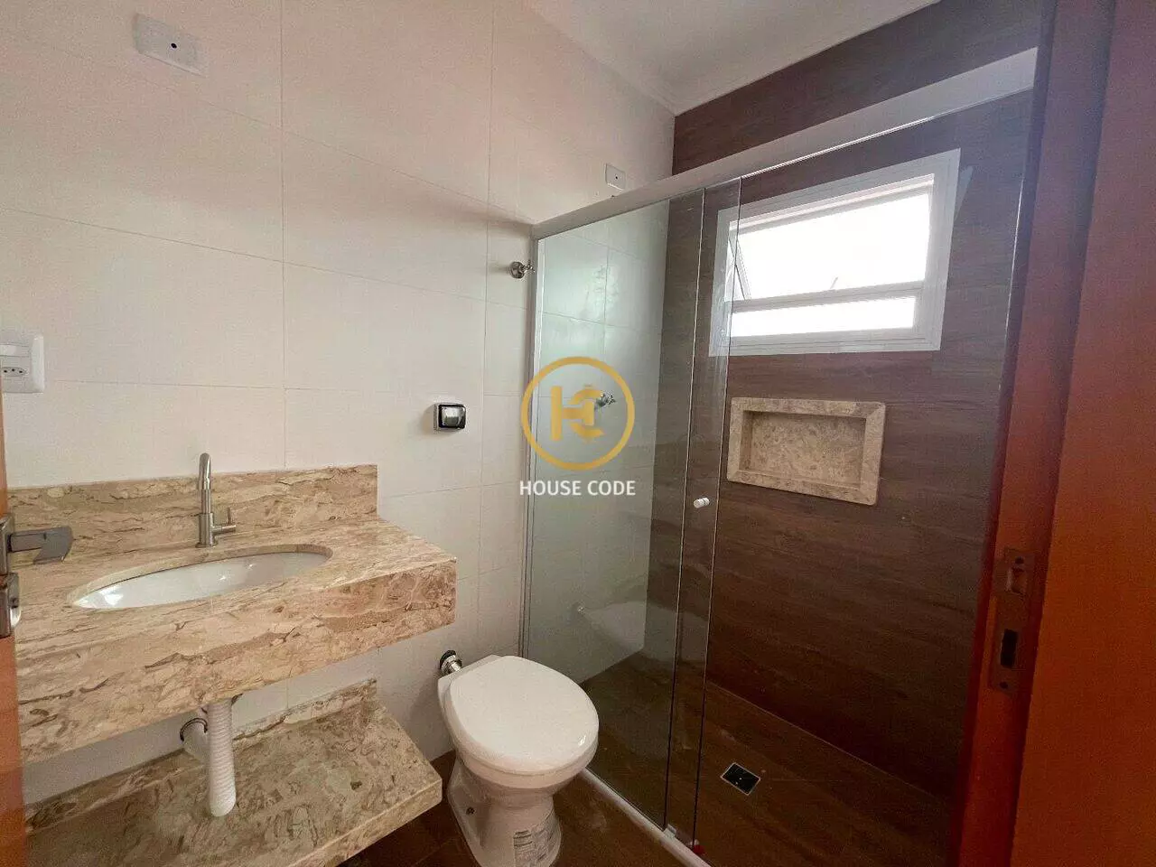 Apartamento na Balneário Stella Maris com 98 m², suíte, varanda, condomínio com piscina e a 500 metros da praia.