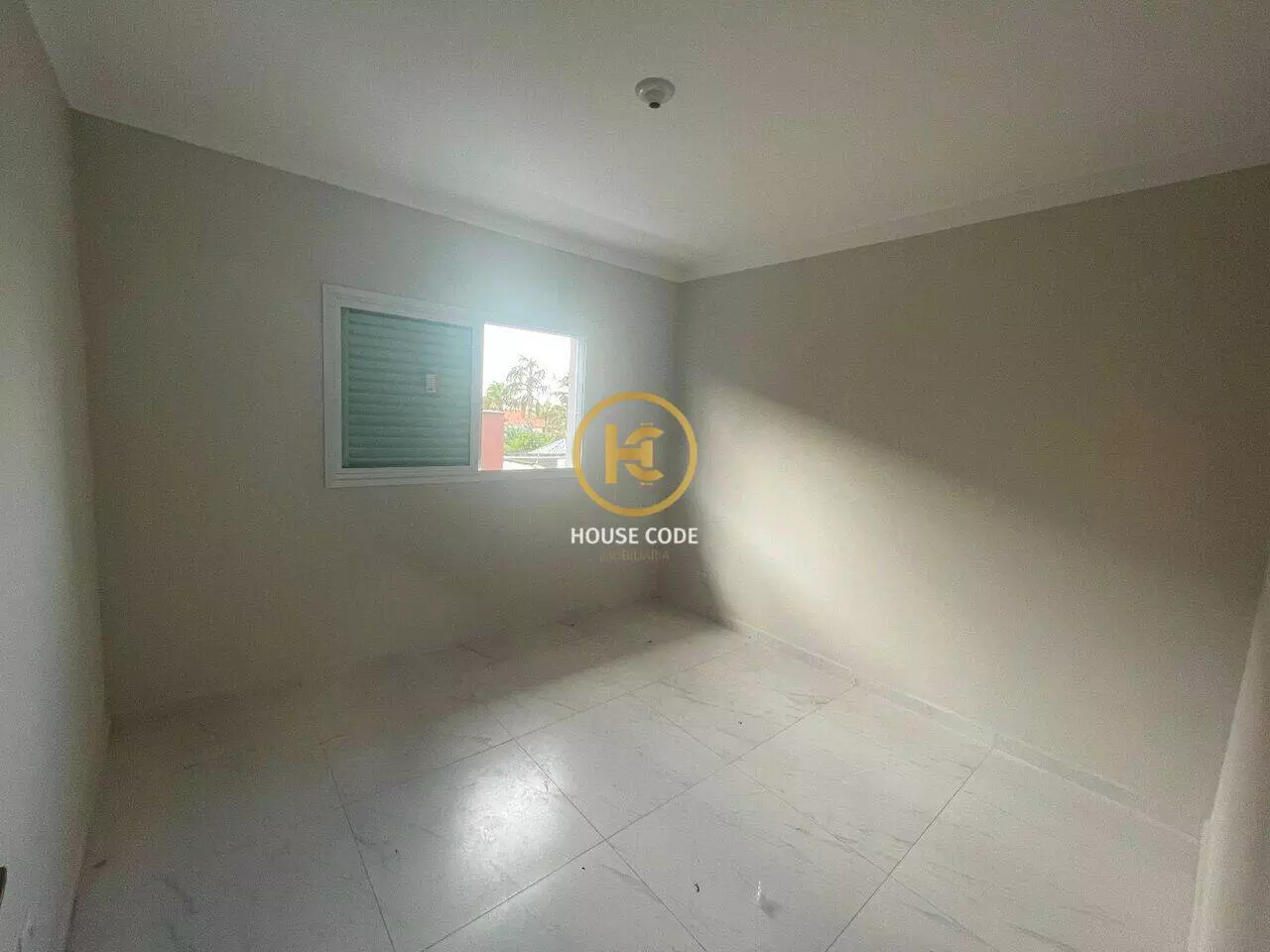 Apartamento na Balneário Stella Maris com 98 m², suíte, varanda, condomínio com piscina e a 500 metros da praia.