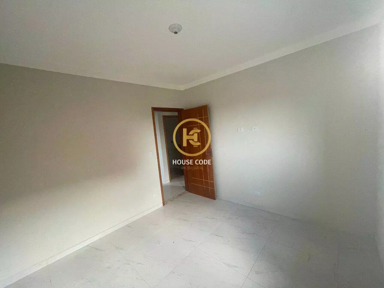Apartamento na Balneário Stella Maris com 98 m², suíte, varanda, condomínio com piscina e a 500 metros da praia.