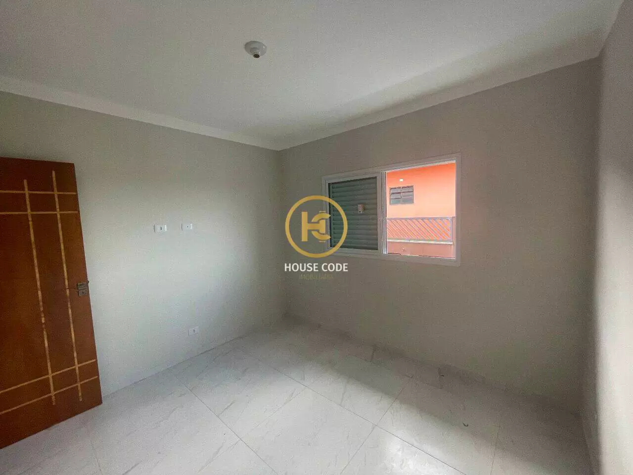 Apartamento na Balneário Stella Maris com 98 m², suíte, varanda, condomínio com piscina e a 500 metros da praia.