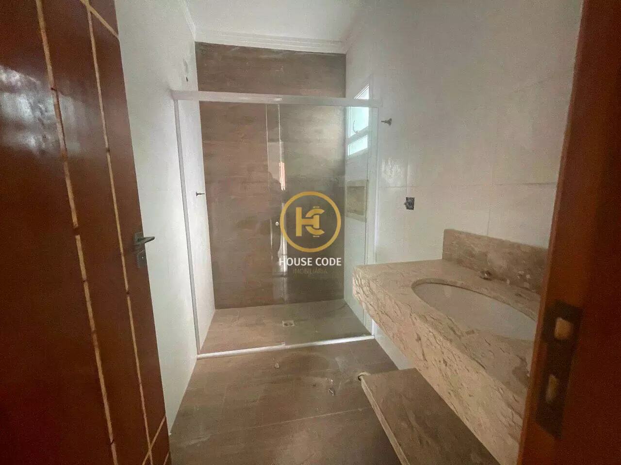 Apartamento na Balneário Stella Maris com 98 m², suíte, varanda, condomínio com piscina e a 500 metros da praia.