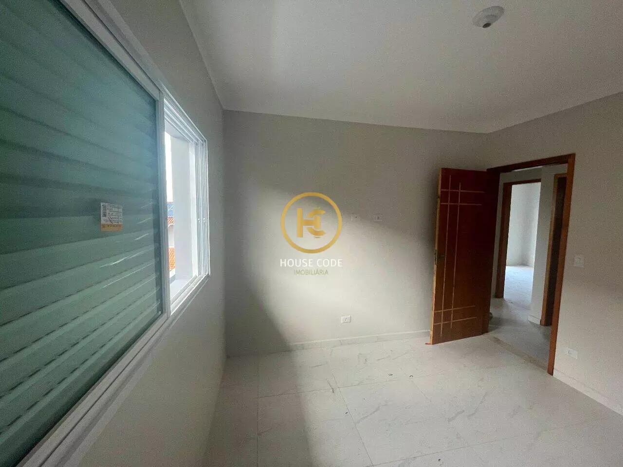 Apartamento na Balneário Stella Maris com 98 m², suíte, varanda, condomínio com piscina e a 500 metros da praia.