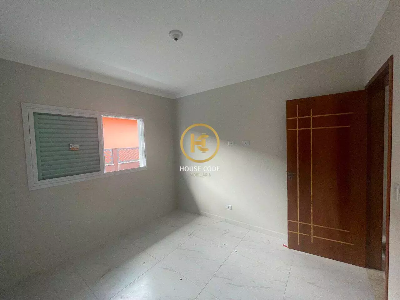 Apartamento na Balneário Stella Maris com 98 m², suíte, varanda, condomínio com piscina e a 500 metros da praia.