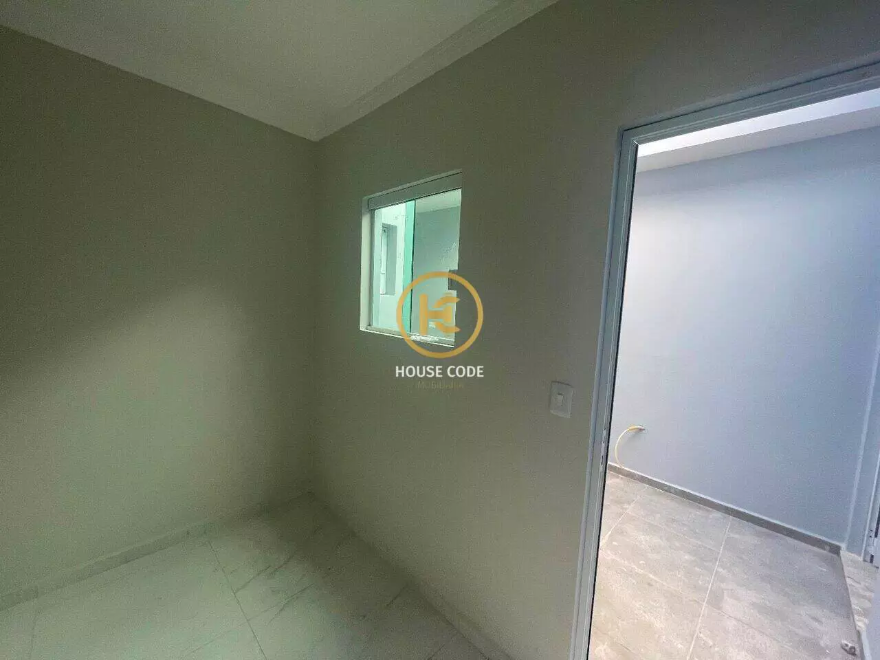 Apartamento na Balneário Stella Maris com 98 m², suíte, varanda, condomínio com piscina e a 500 metros da praia.