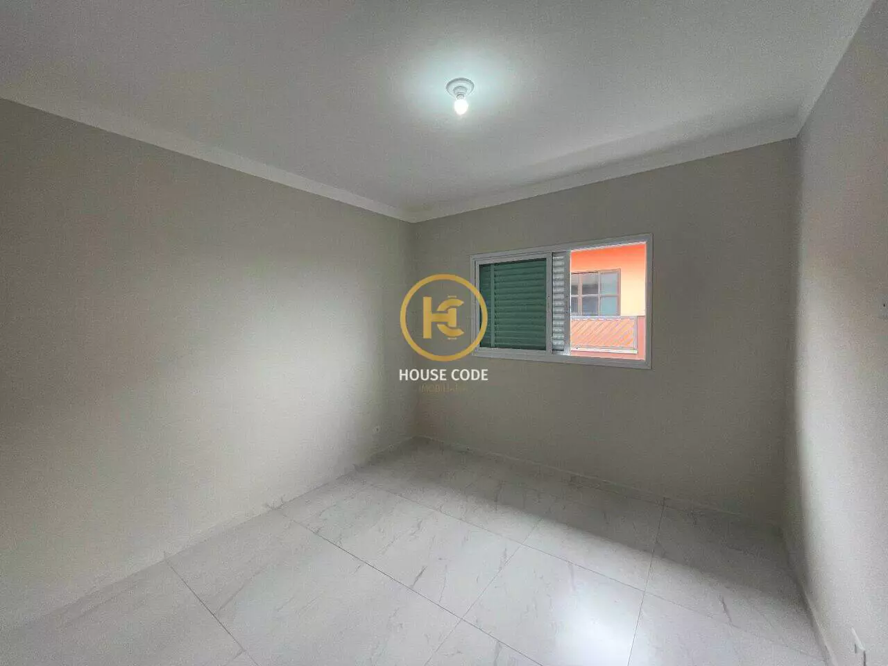 Apartamento na Balneário Stella Maris com 98 m², suíte, varanda, condomínio com piscina e a 500 metros da praia.