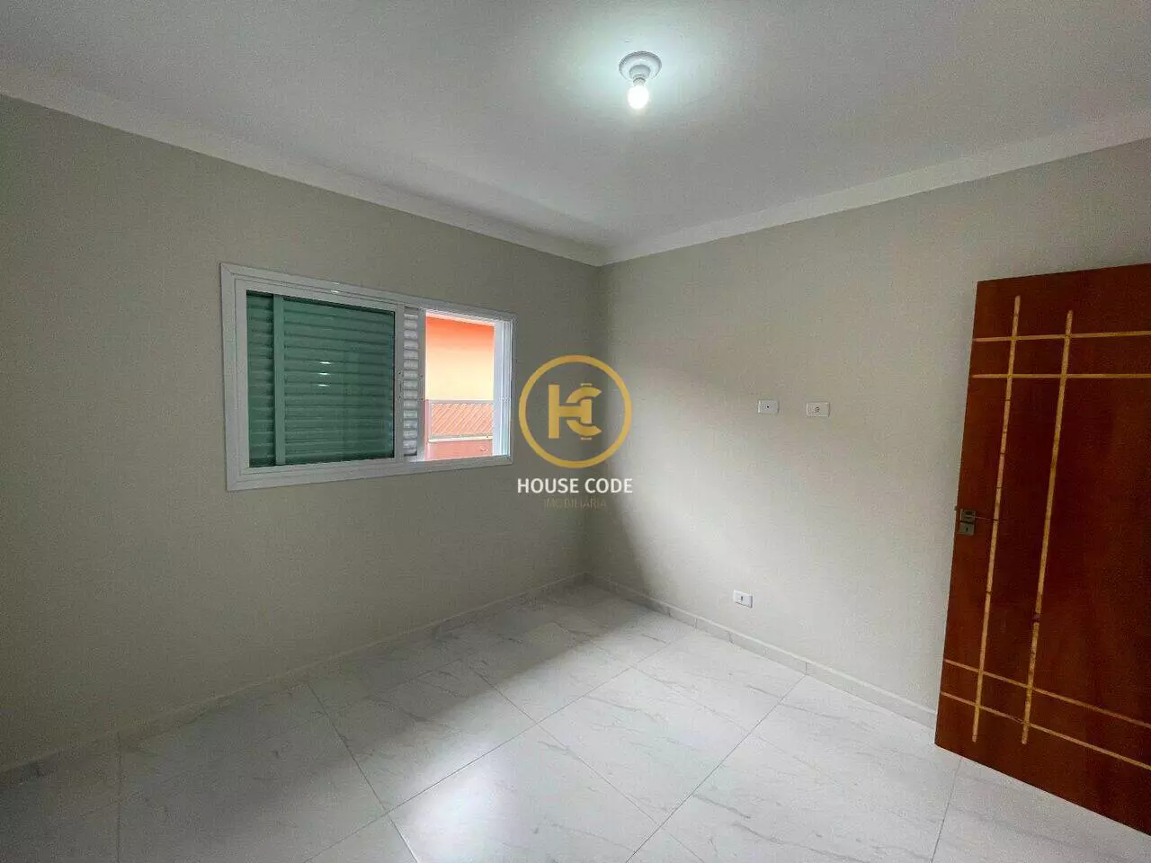 Apartamento na Balneário Stella Maris com 98 m², suíte, varanda, condomínio com piscina e a 500 metros da praia.