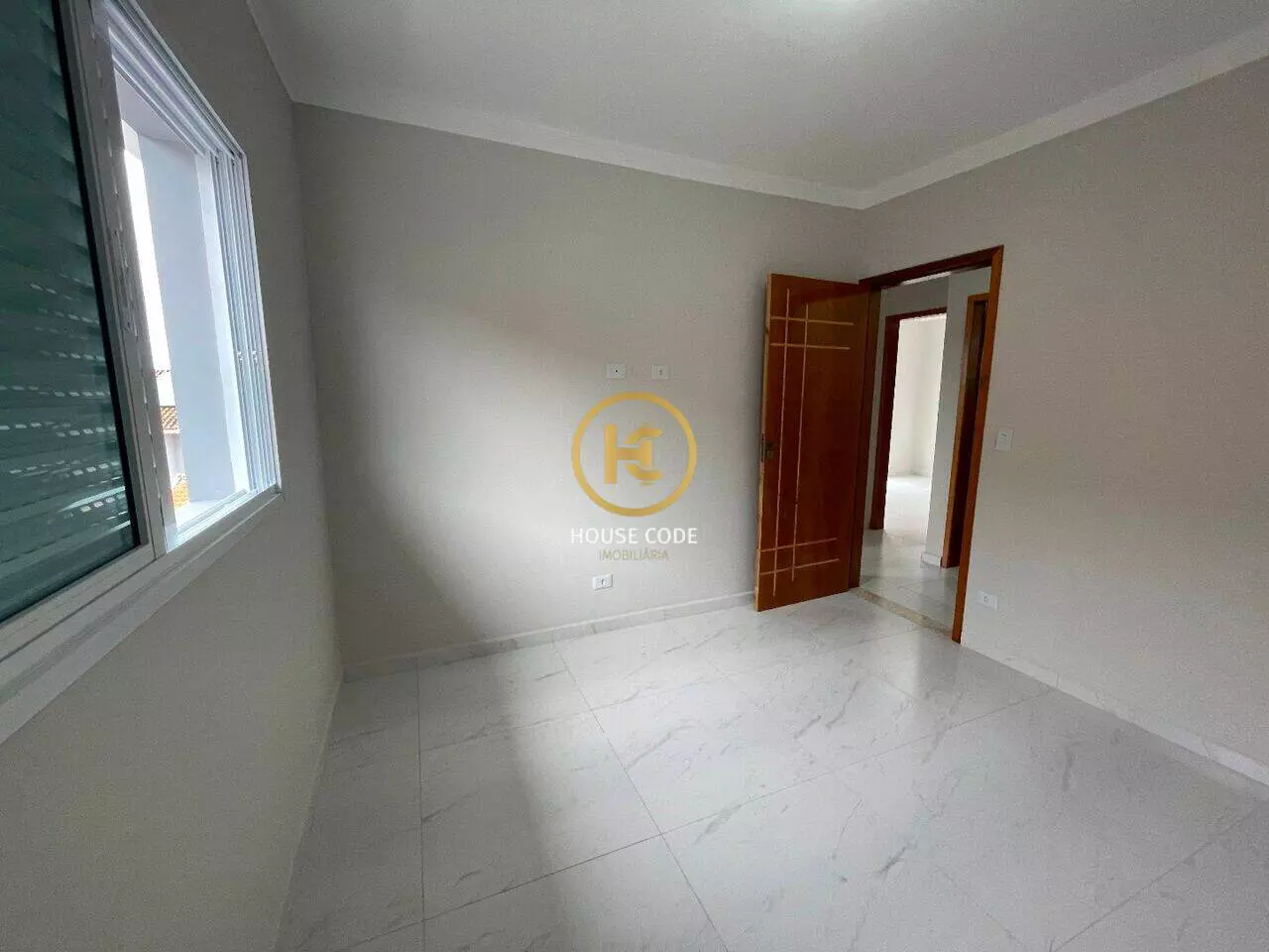 Apartamento na Balneário Stella Maris com 98 m², suíte, varanda, condomínio com piscina e a 500 metros da praia.