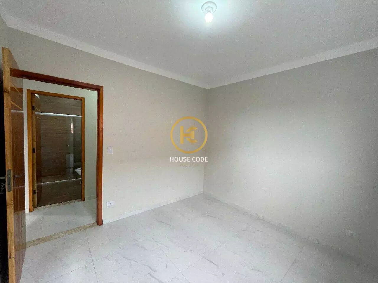 Apartamento na Balneário Stella Maris com 98 m², suíte, varanda, condomínio com piscina e a 500 metros da praia.