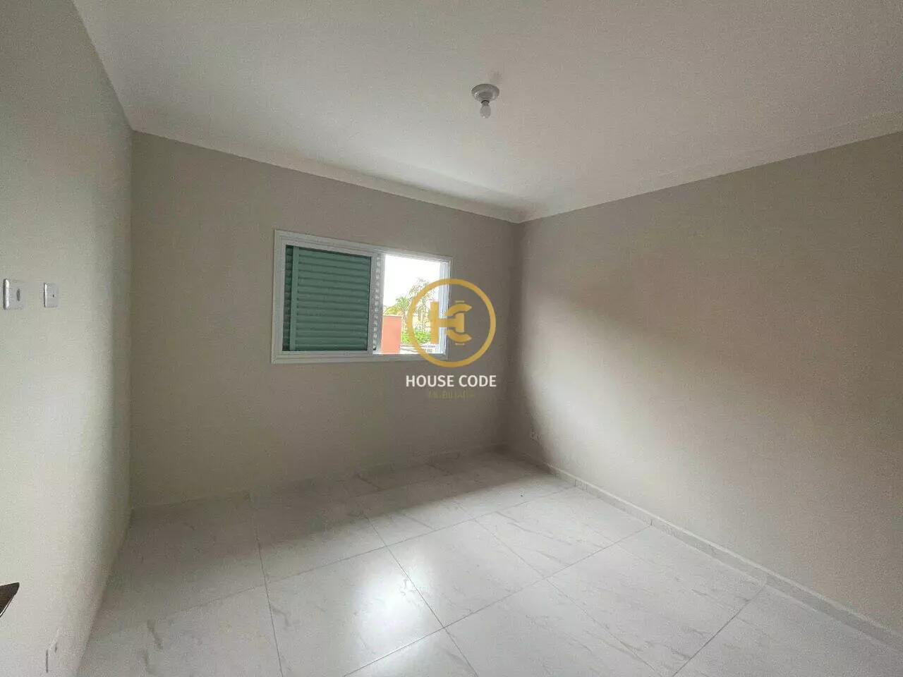 Apartamento na Balneário Stella Maris com 98 m², suíte, varanda, condomínio com piscina e a 500 metros da praia.