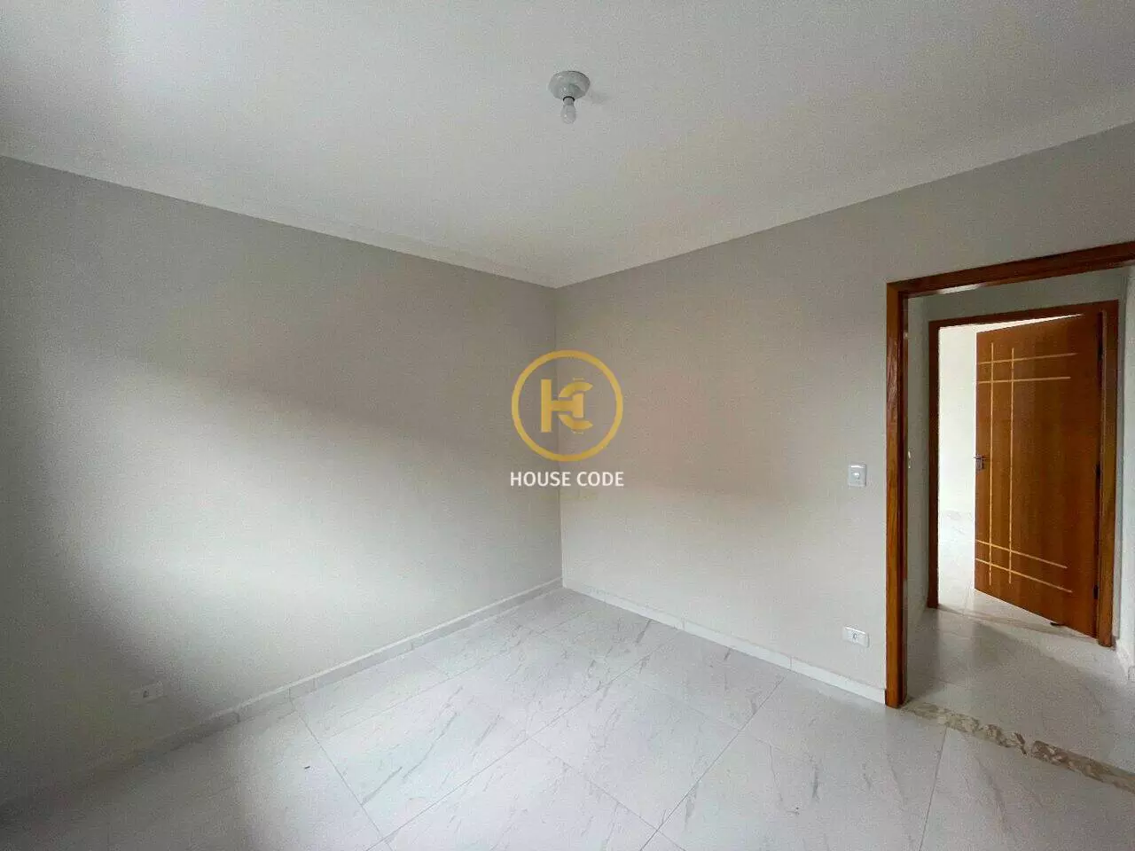 Apartamento na Balneário Stella Maris com 98 m², suíte, varanda, condomínio com piscina e a 500 metros da praia.