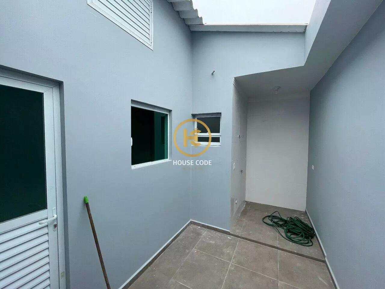 Apartamento na Balneário Stella Maris com 98 m², suíte, varanda, condomínio com piscina e a 500 metros da praia.