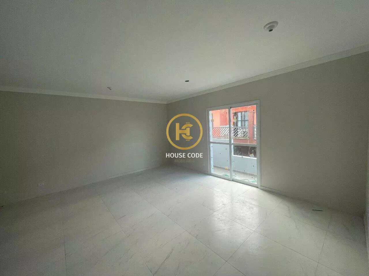 Apartamento na Balneário Stella Maris com 98 m², suíte, varanda, condomínio com piscina e a 500 metros da praia.