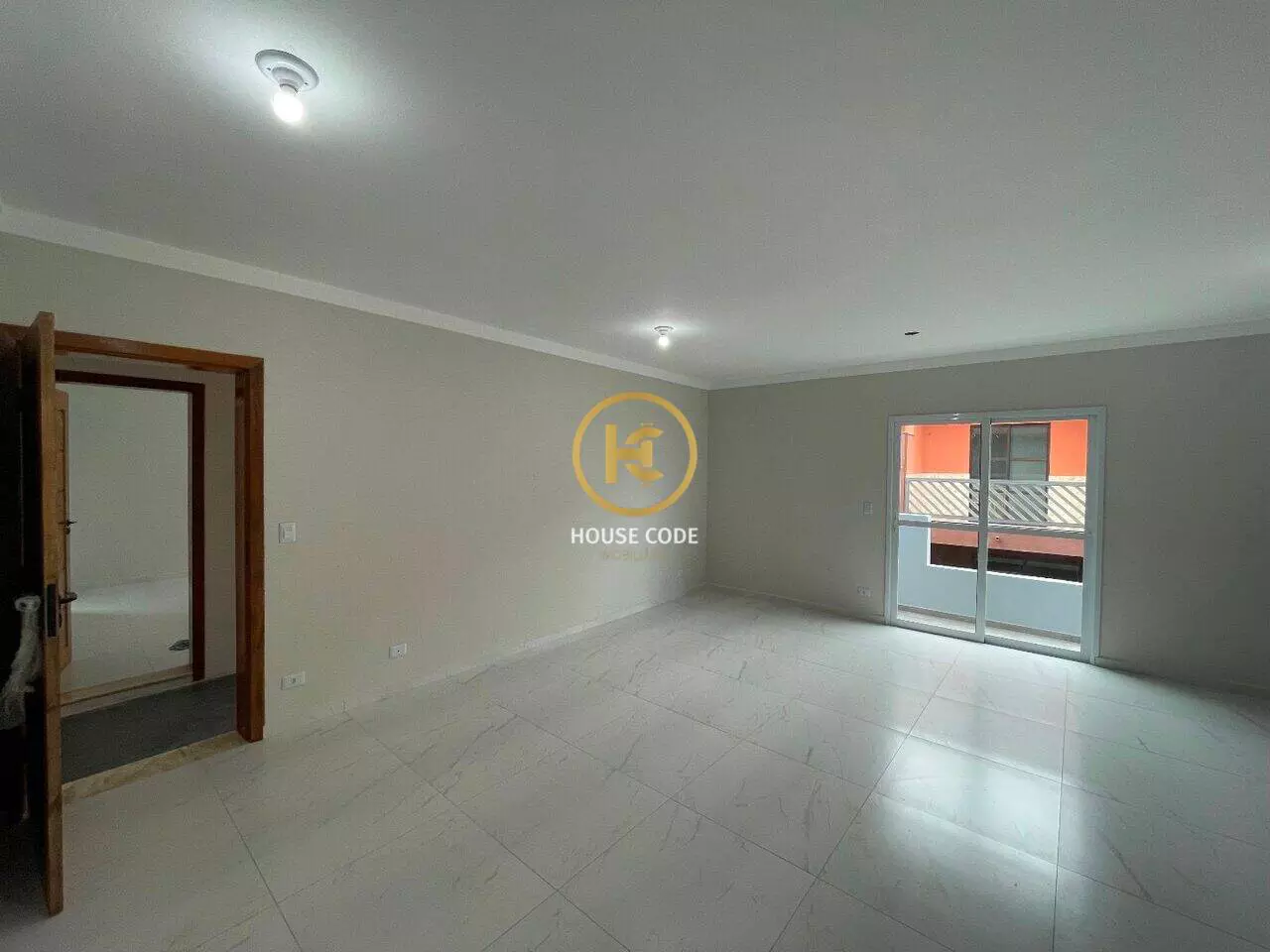Apartamento na Balneário Stella Maris com 98 m², suíte, varanda, condomínio com piscina e a 500 metros da praia.