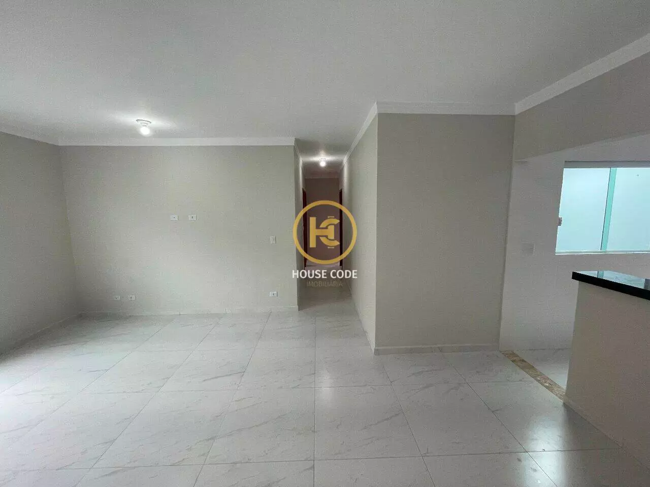 Apartamento na Balneário Stella Maris com 98 m², suíte, varanda, condomínio com piscina e a 500 metros da praia.