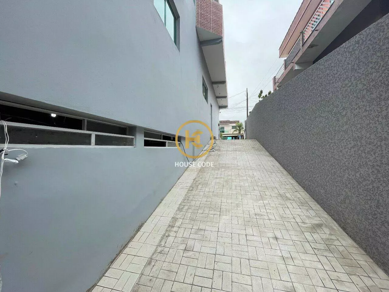 Apartamento na Balneário Stella Maris com 98 m², suíte, varanda, condomínio com piscina e a 500 metros da praia.