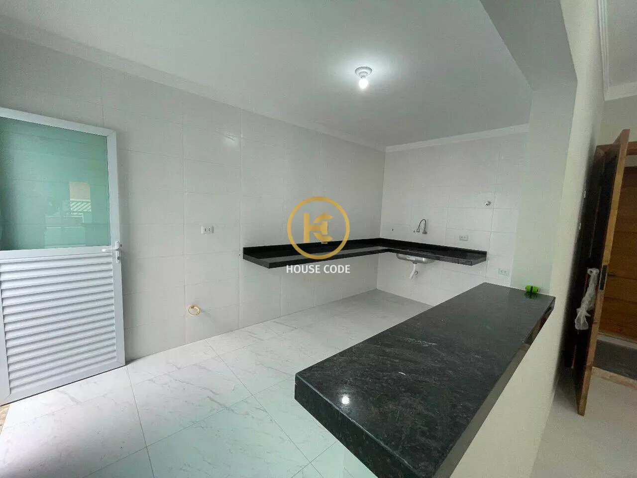 Apartamento na Balneário Stella Maris com 98 m², suíte, varanda, condomínio com piscina e a 500 metros da praia.