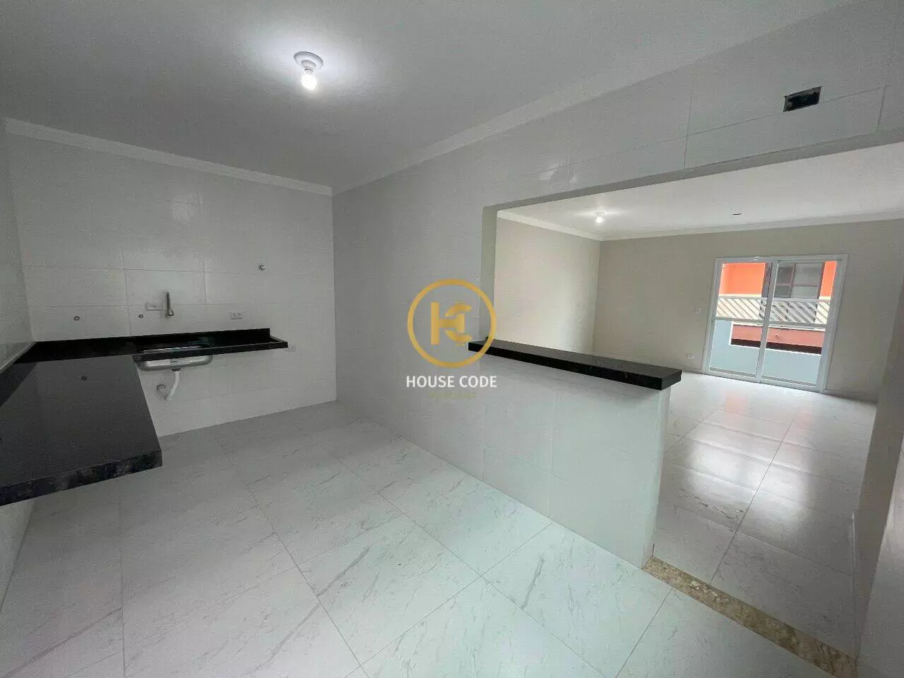 Apartamento na Balneário Stella Maris com 98 m², suíte, varanda, condomínio com piscina e a 500 metros da praia.