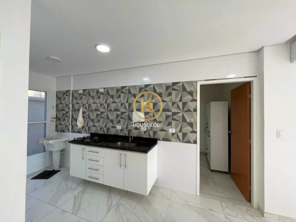 Apartamento no Centro de Peruíbe, a 50 metros da praia, com 45 m², 1 dormitório, ar-condicionado e condomínio com piscina.