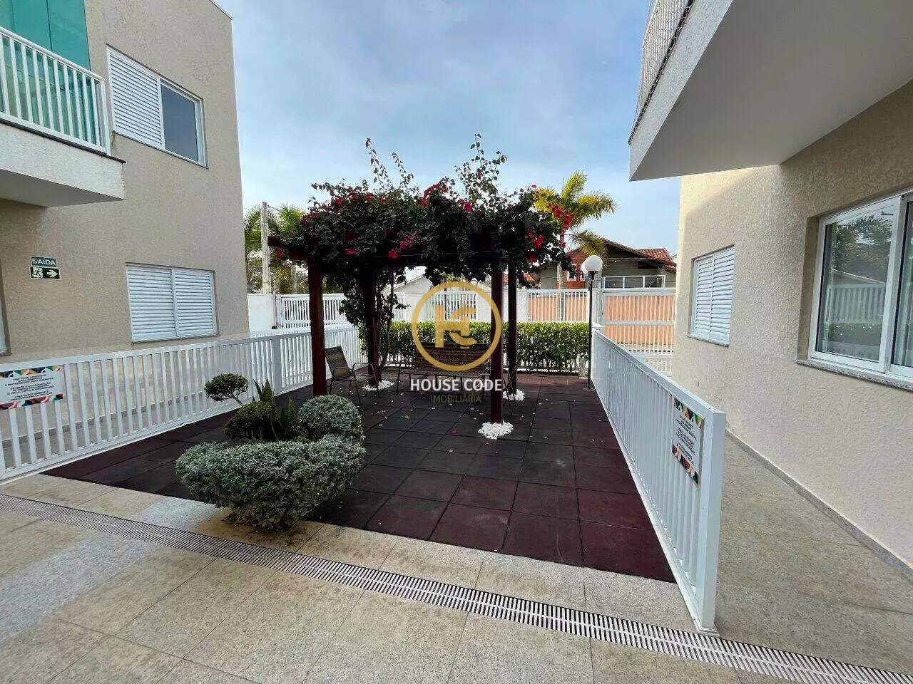 Apartamento Centro PeruíbeSão Paulo AP0461 20 Apartamento no Centro de Peruíbe, a 50 metros da praia, com 45 m², 1 dormitório, ar-condicionado e condomínio com piscina.