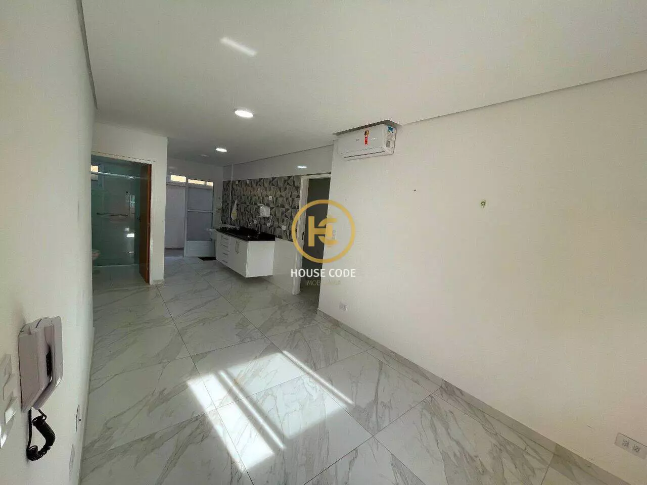 Apartamento Centro PeruíbeSão Paulo AP0461 5 Apartamento no Centro de Peruíbe, a 50 metros da praia, com 45 m², 1 dormitório, ar-condicionado e condomínio com piscina.