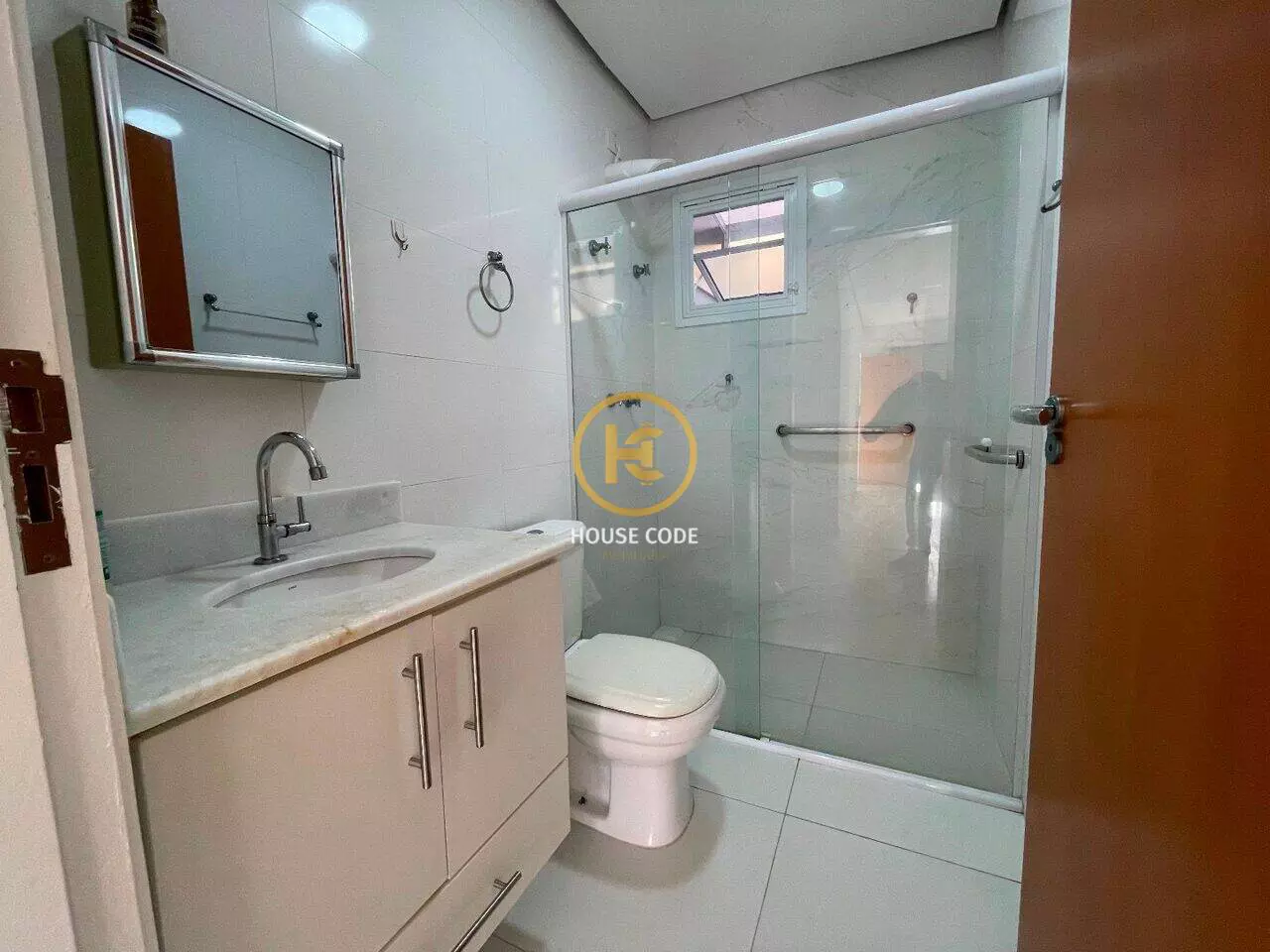 Apartamento Centro PeruíbeSão Paulo AP0461 8 Apartamento no Centro de Peruíbe, a 50 metros da praia, com 45 m², 1 dormitório, ar-condicionado e condomínio com piscina.