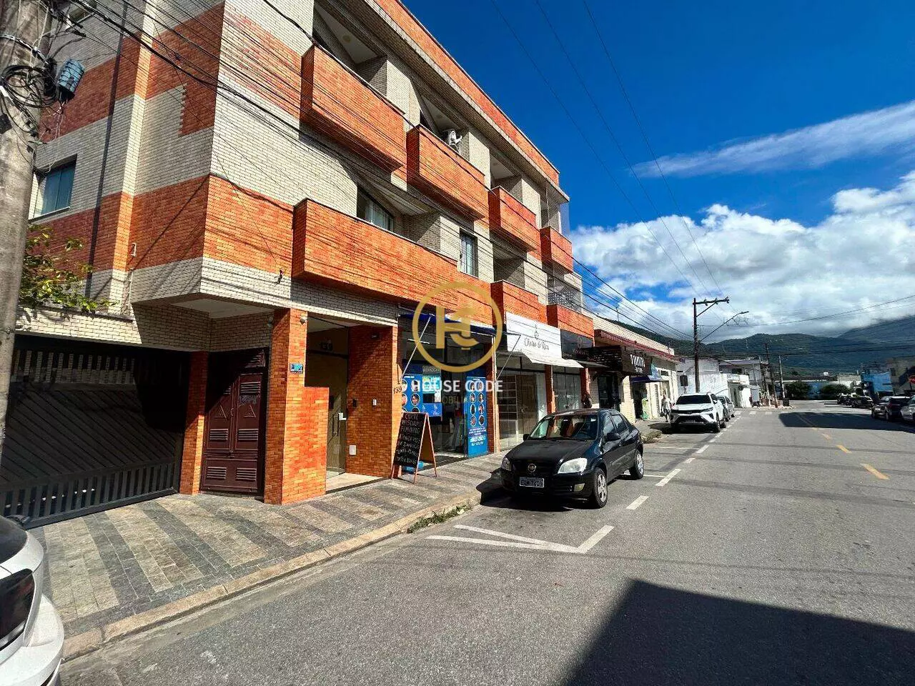 Apartamento duplex no Centro de Peruíbe para aluguel definitivo, com 80 m², sacada, cozinha planejada e localização central.