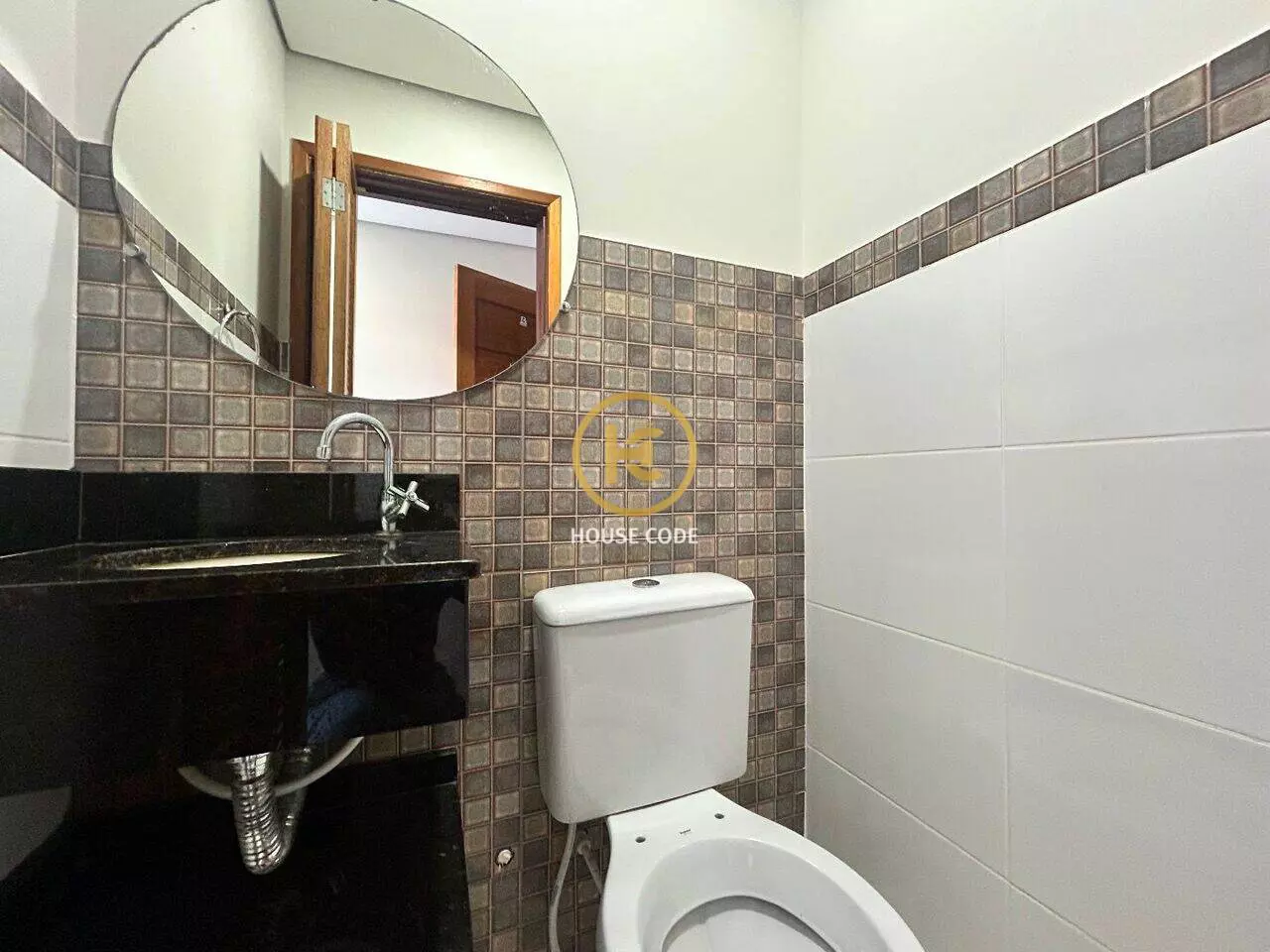 Apartamento duplex no Centro de Peruíbe para aluguel definitivo, com 80 m², sacada, cozinha planejada e localização central.