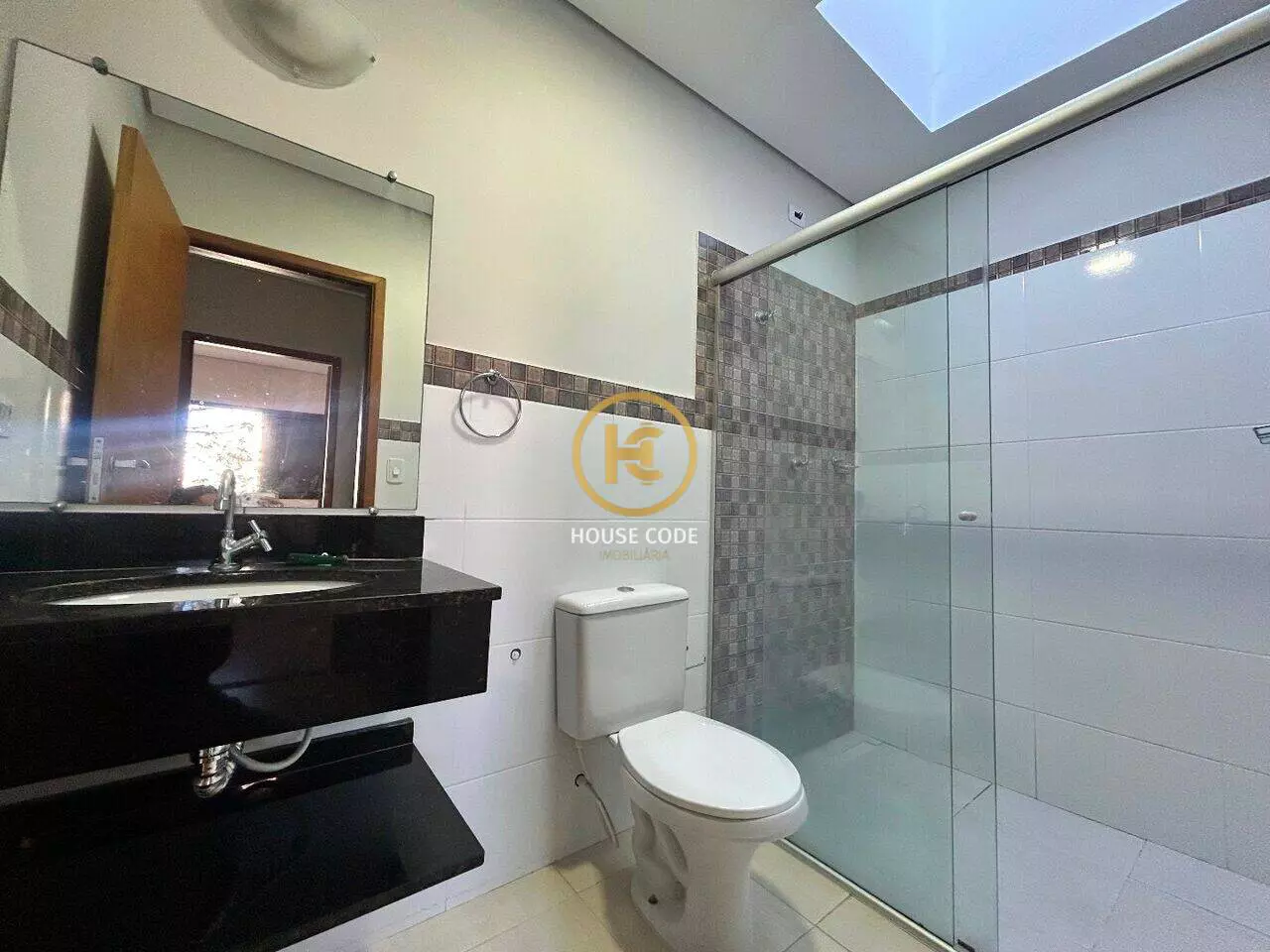 Apartamento duplex no Centro de Peruíbe para aluguel definitivo, com 80 m², sacada, cozinha planejada e localização central.