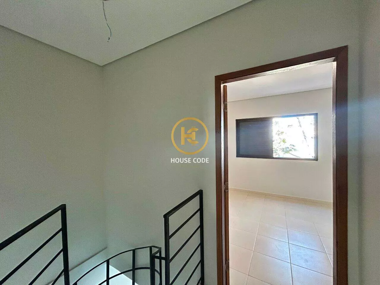 Apartamento duplex no Centro de Peruíbe para aluguel definitivo, com 80 m², sacada, cozinha planejada e localização central.