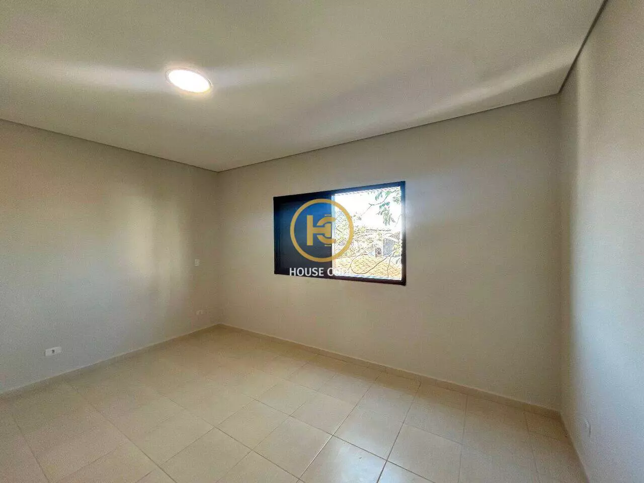 Apartamento duplex no Centro de Peruíbe para aluguel definitivo, com 80 m², sacada, cozinha planejada e localização central.