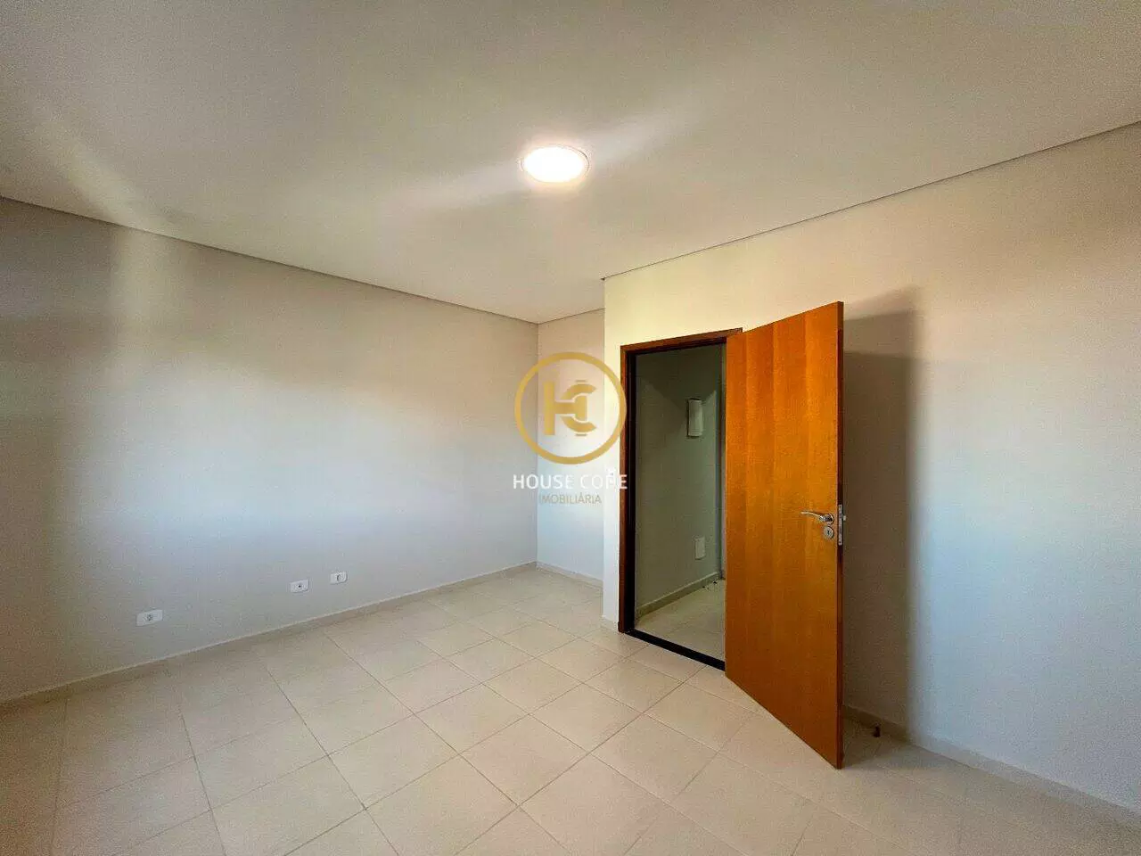 Apartamento duplex no Centro de Peruíbe para aluguel definitivo, com 80 m², sacada, cozinha planejada e localização central.