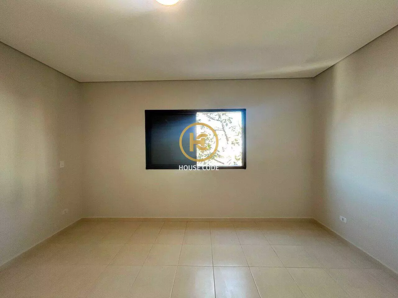 Apartamento duplex no Centro de Peruíbe para aluguel definitivo, com 80 m², sacada, cozinha planejada e localização central.