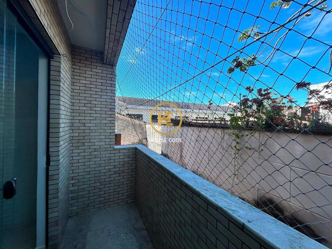 Apartamento duplex no Centro de Peruíbe para aluguel definitivo, com 80 m², sacada, cozinha planejada e localização central.