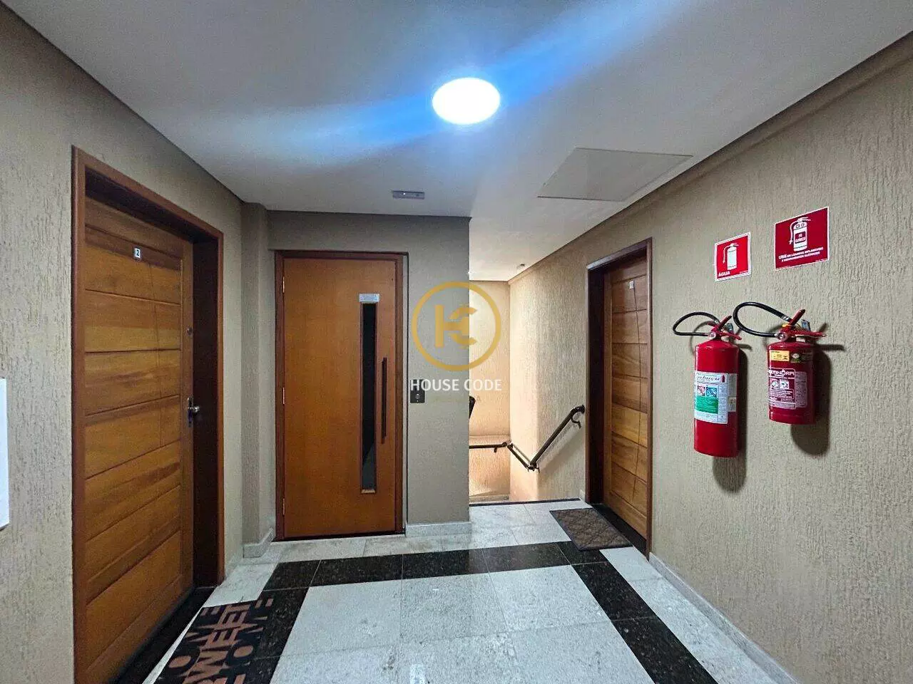 Apartamento duplex no Centro de Peruíbe para aluguel definitivo, com 80 m², sacada, cozinha planejada e localização central.