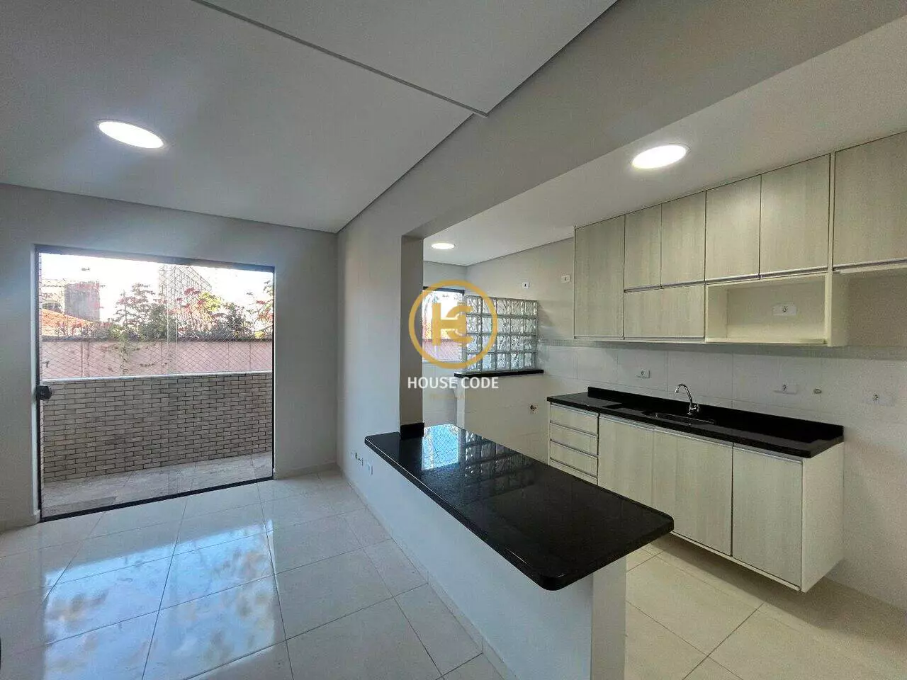 Apartamento duplex no Centro de Peruíbe para aluguel definitivo, com 80 m², sacada, cozinha planejada e localização central.