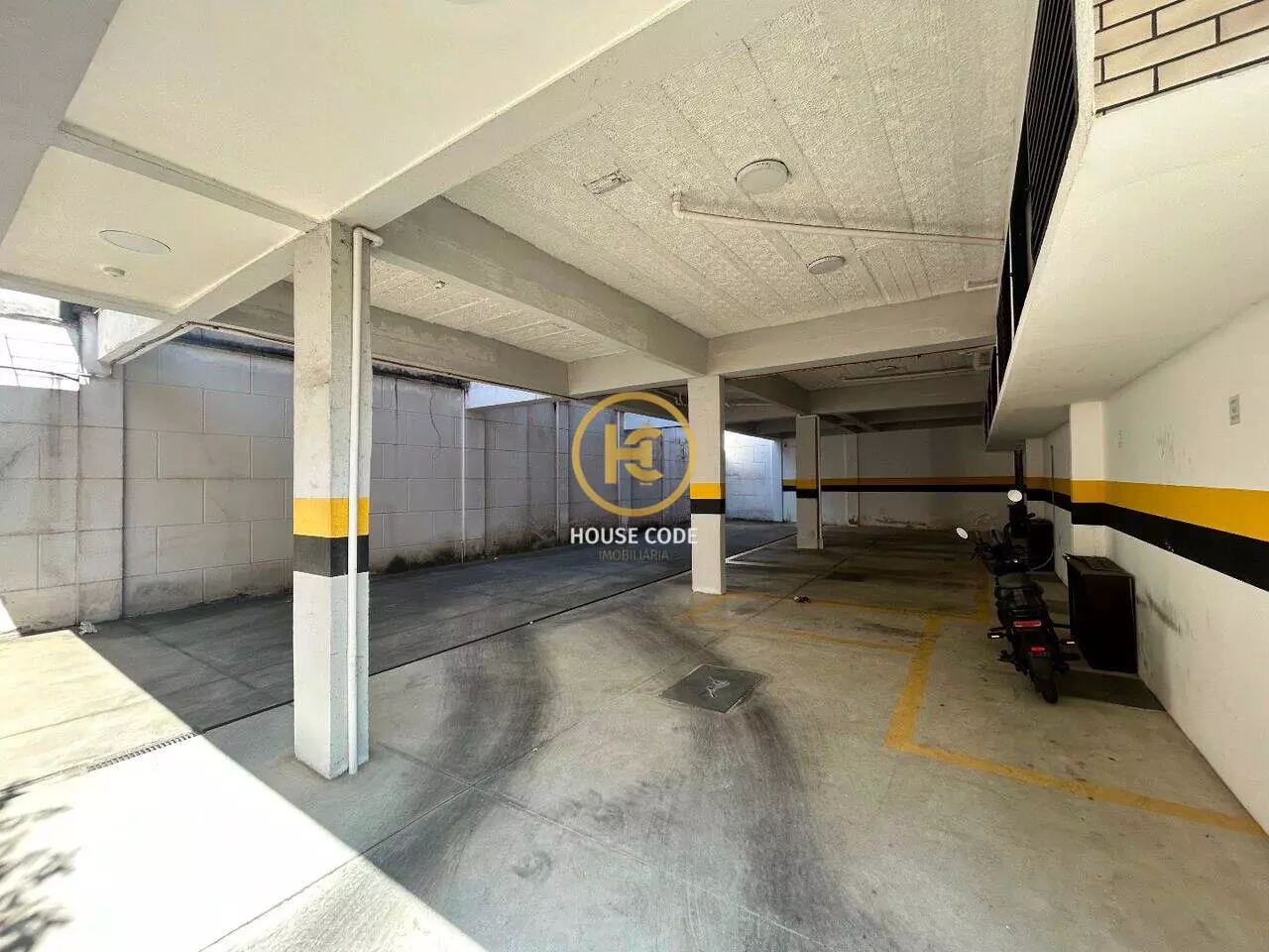 Apartamento duplex no Centro de Peruíbe para aluguel definitivo, com 80 m², sacada, cozinha planejada e localização central.