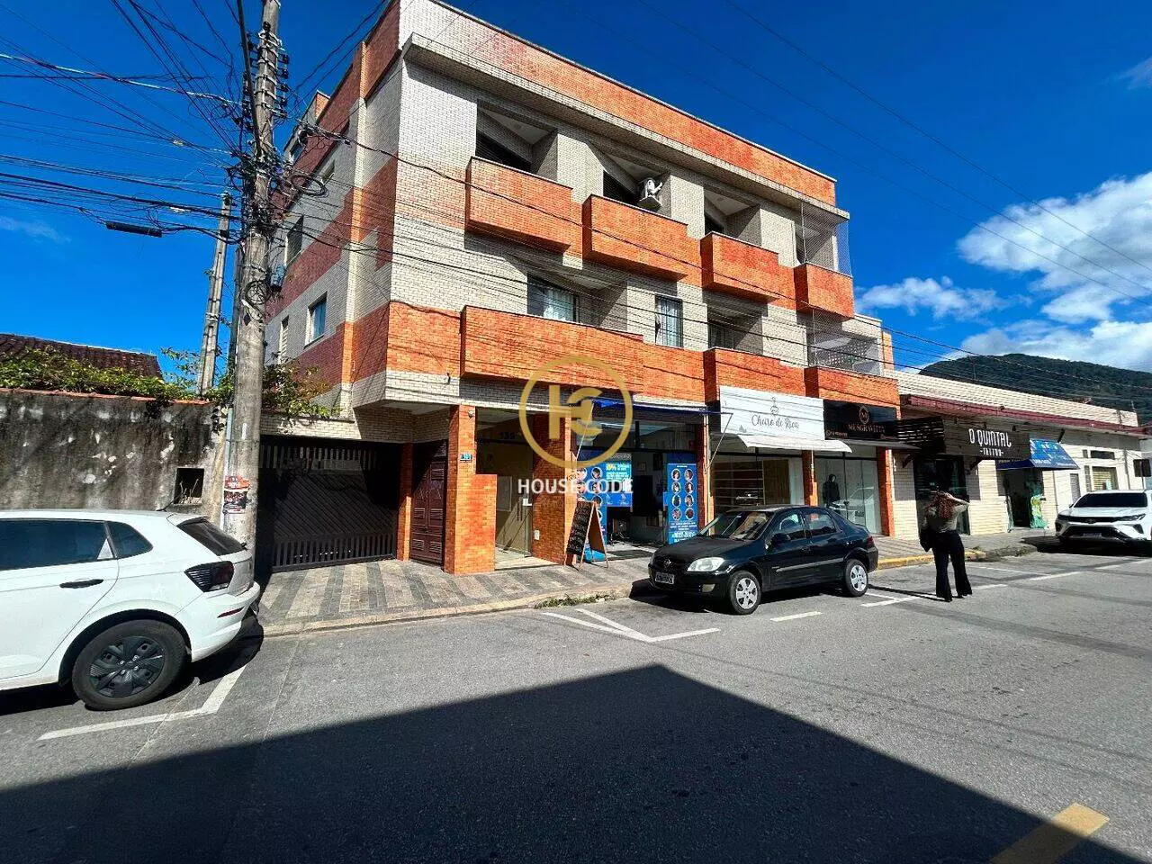 Apartamento duplex no Centro de Peruíbe para aluguel definitivo, com 80 m², sacada, cozinha planejada e localização central.